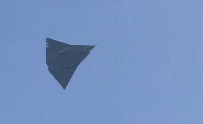 最高機密の新型ステルス機を人民解放軍が白昼堂々「お披露目」、西側軍事関係者をザワつかせるハイスペックぶり(3/6) | JBpress  (ジェイビープレス)