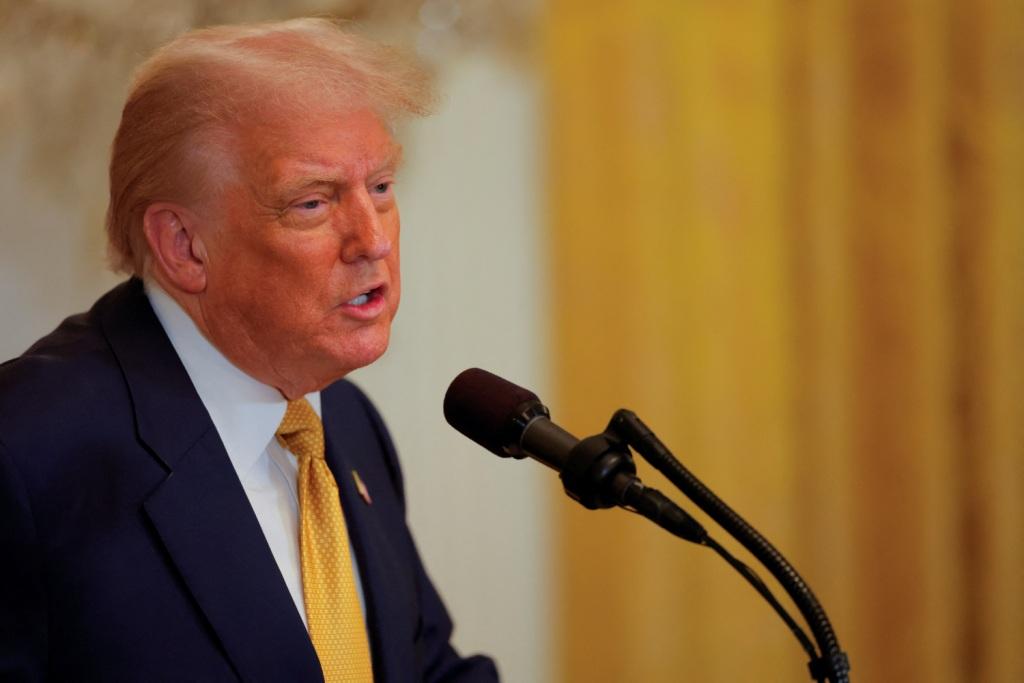 ドナルド・トランプとMAGAは同一ではない、エプスタイン事件をめぐり