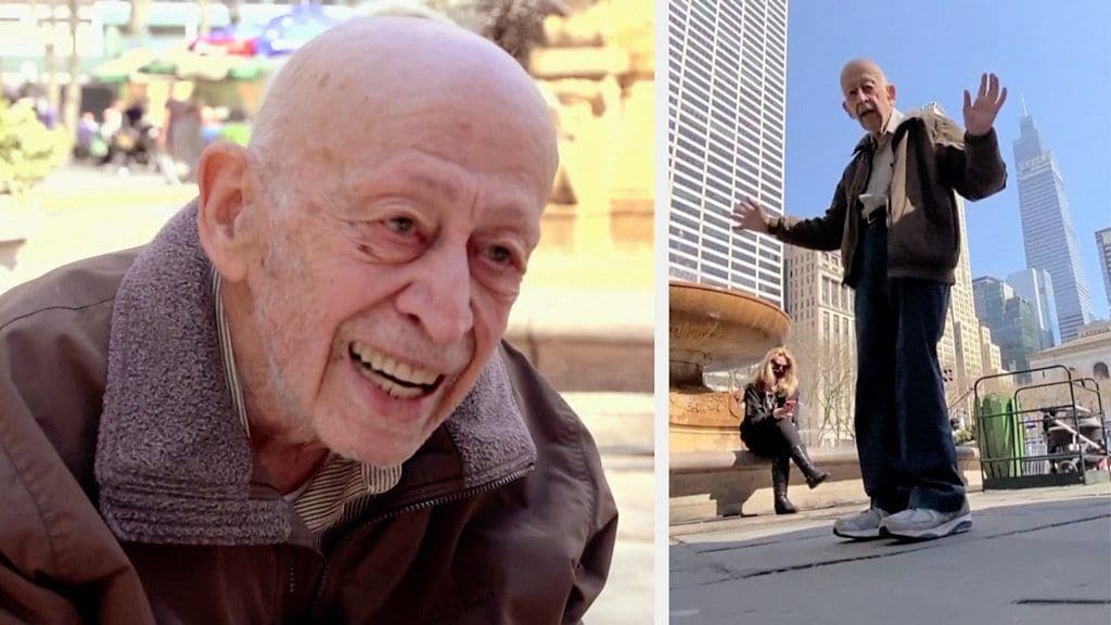 ワクチンを受け終えた89歳　ニューヨークの通りで踊る