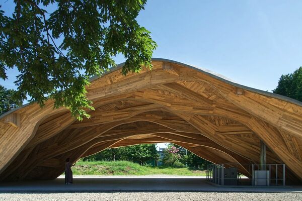 東京学芸大学のキャンパスにある工房「学ぶ、学び舎」。むき出しの木の型枠とコンクリートが一体になった「屋根だけ」の建築。東京都小金井市／設計：VUILD（写真：歌津亮悟）