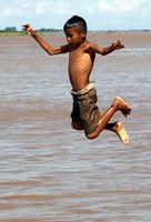 メコン川の堤防決壊、8人死亡 - カンボジア