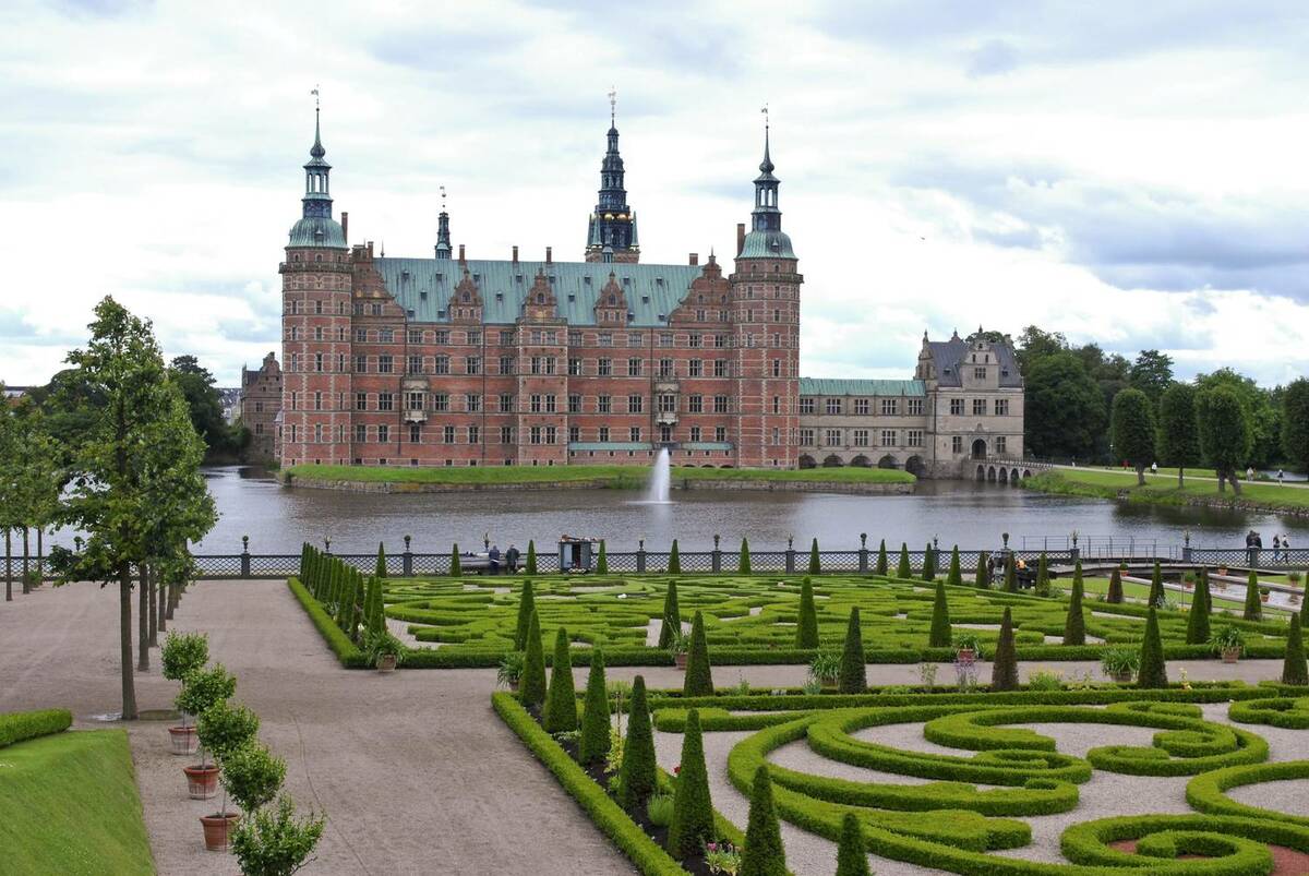 パリコレモデルも輩出するデンマーク王家が誇る巨城 世界の美しい城