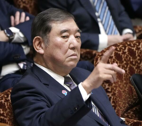 参院予算委で答弁のため手を挙げる石破首相