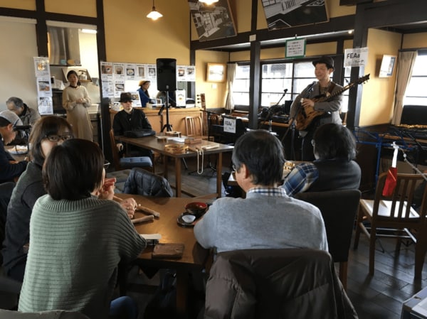 写真‐1　日野駅では、住民が主体となって日替わりで様々なイベントが行われている（撮影；土井）