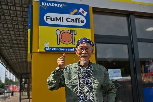 クラウドファンディングや寄付などを集めて、2023年4月、子供や低所得者向けの無料食堂「FuMi Caffe」をオープンした。以来、毎日、600～800人の食事を提供している