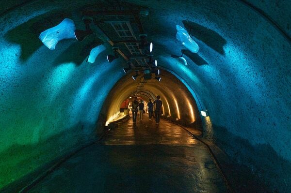 体験坑道駅から続く青函トンネルの坑道。観光用にライトアップされている