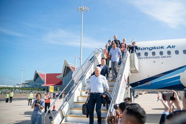 10月16日午前、カンボジアのシェムリアップ・アンコール国際空港(SAI)に旅客機が初めて着陸した。これにより、中国企業がBOT(建設・運営・移転)方式で請け負った同空港が供用を開始した。(写真:新華社/共同通信イメージズ)