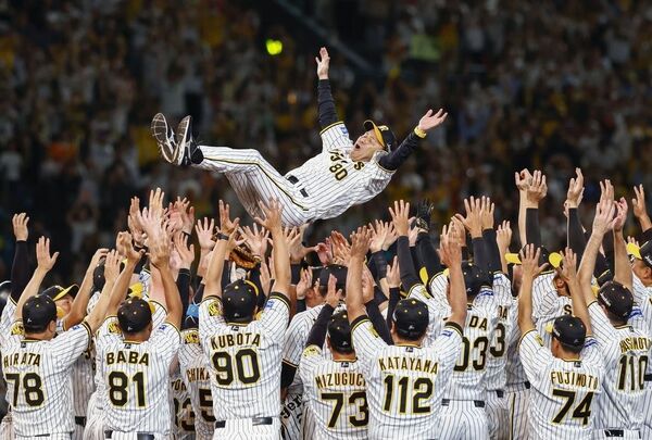 プロ野球セ・リーグで18年ぶり6度目の優勝を決め、胴上げされる阪神・岡田彰布監督（写真：共同通信社）