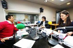 「マット安川のずばり勝負」スタジオ風景／マット安川、松田公太、藤岡明美／前田せいめい撮影