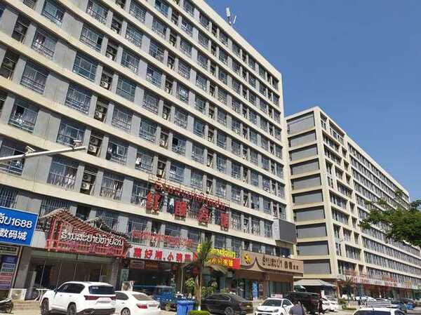 特区内に立ち並ぶ宿舎とみられる集合住宅。1階には中国人経営の商店が立ち並ぶ（筆者撮影）