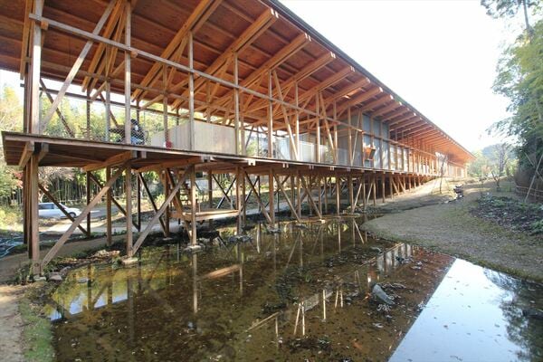 グッドデザイン大賞も受賞した「52間の縁側」は、デイサービスセンター。高齢者だけでなく、地域住民や子どもたちも出入りし、互いに助け合う。千葉県八千代市／設計：山﨑健太郎デザインワークショップ（写真：宮沢洋）