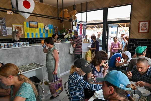 開店時間は12時から15時まで。常に行列ができている状態で、閉店時間が過ぎても最後の1人まで食事を渡すのがルールだそうだ