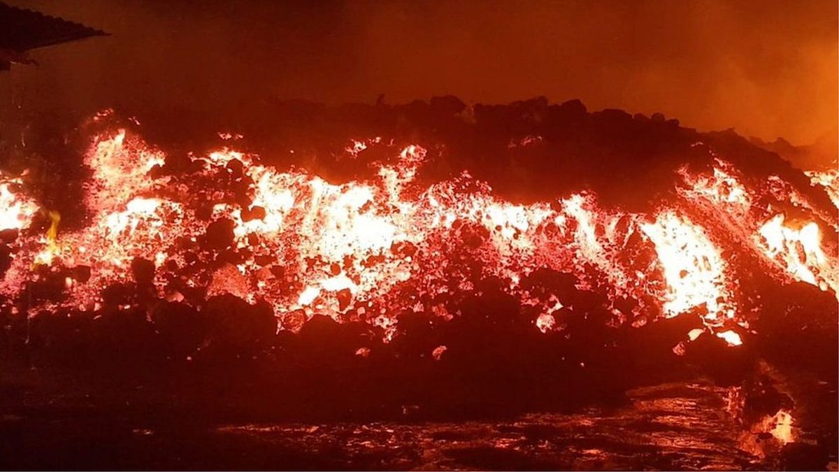 溶岩が住宅数百棟を焼く、コンゴ民主共和国の火山噴火