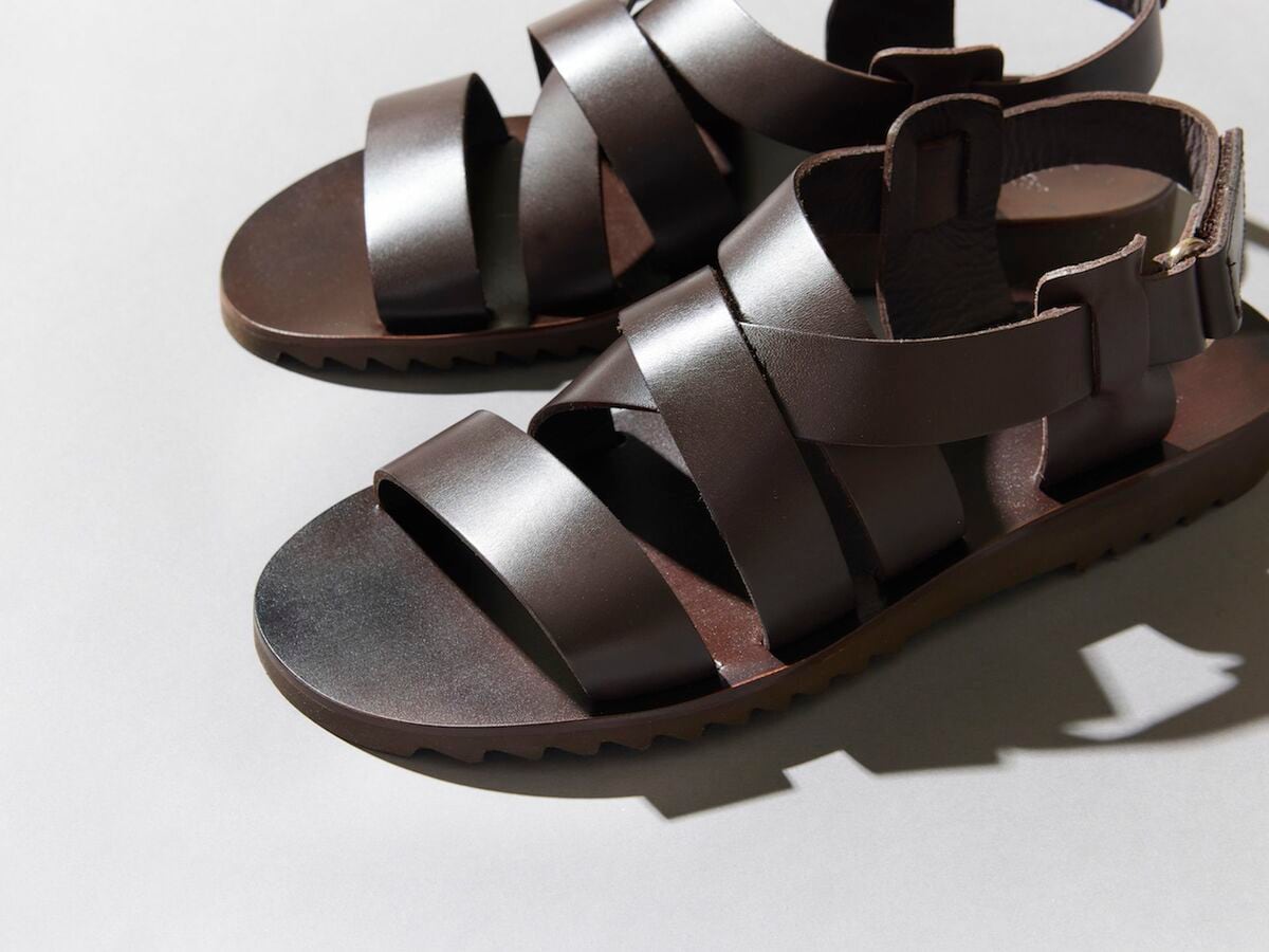 定番名品シリーズ】大人が履くべきレザーサンダル、ドレッシーな