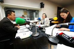 「マット安川のずばり勝負」スタジオ風景／マット安川、小林節、藤岡明美／前田せいめい撮影