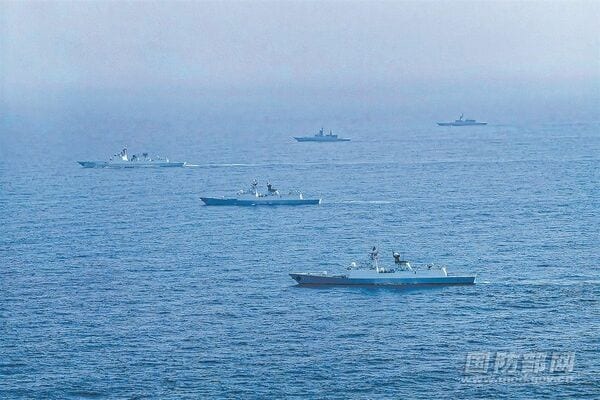 太平洋で共同訓練を行う中露艦艇