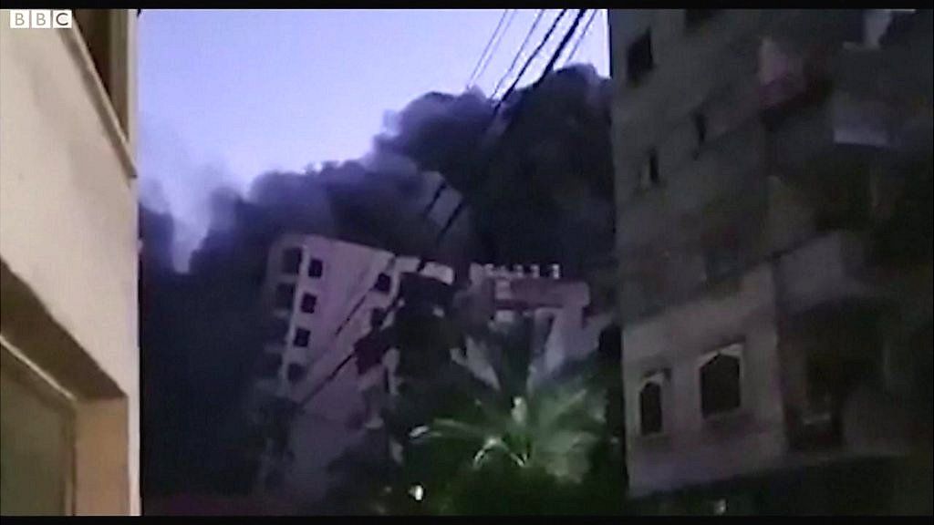 ガザ地区の高層ビルが崩壊　イスラエル軍が空爆