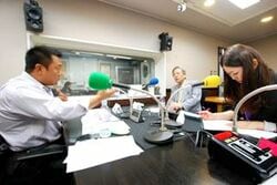 「マット安川のずばり勝負」スタジオ風景／マット安川、田原総一朗、藤岡明美／前田せいめい撮影