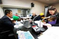 「マット安川のずばり勝負」スタジオ風景／マット安川、浅川博忠、藤岡明美／前田せいめい撮影