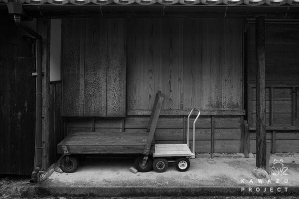 ◎軒下に置かれているネコ車（写真：木村肇）