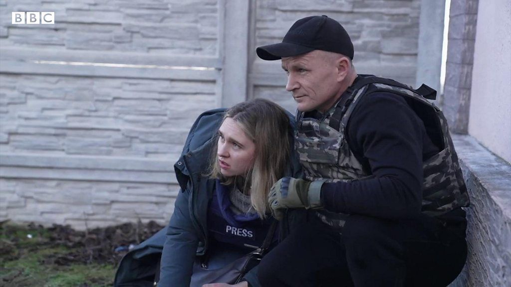 BBC取材班、ロシア軍の攻撃に直面し避難　食料届けるボランティアに同行中 - BBC News