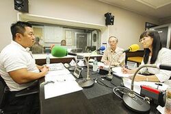 「マット安川のずばり勝負」スタジオ風景／マット安川、宮崎正弘、加藤知華／前田せいめい撮影