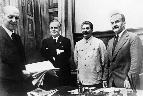 1939年8月、独ソ不可侵条約を結んだスターリン(左から3人目)(写真:写真:AP/アフロ)