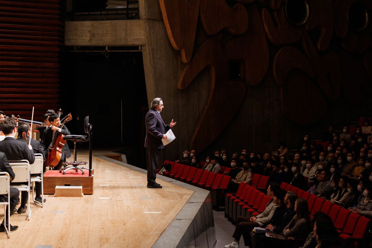 「オペラはエンターテインメントではない」指揮者ムーティが語るヴェルディ 林田直樹の劇場から覗く世界(7)壮麗で悲劇的なオペラ「仮面舞踏会」(1