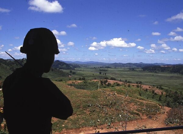 朝鮮半島を南北に分断するDMZ(非武装地帯)には無数の地雷が埋まっている。韓国軍兵士の先に北朝鮮の山々が見える(写真:橋本 昇)
