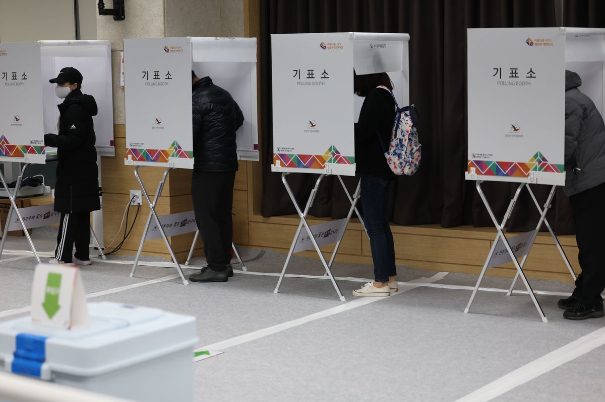 間近に迫った韓国大統領選 期日前投票で起きたあり得ないドタバタ劇 なぜか李在明という判が押してある投票用紙 防疫手袋の色にクレームも 1 4 Jbpress ジェイビープレス