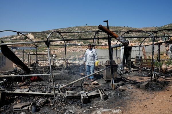 イスラエル人入植者による襲撃受けたパレスチナ人男性(写真:ロイター/アフロ)