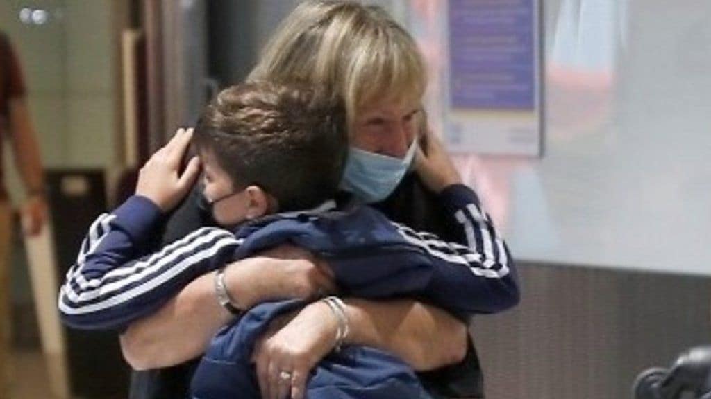 ヒースロー空港で涙の再会、制限緩和で1年以上ぶりに帰国する人々