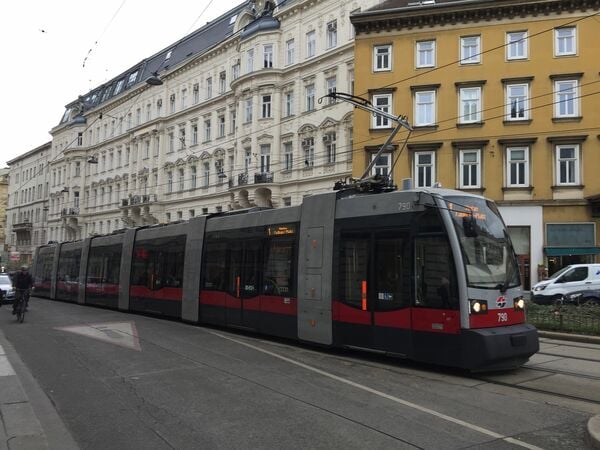 ウィーンの路面電車（写真：筆者撮影） 