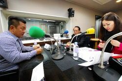 「マット安川のずばり勝負」スタジオ風景／マット安川、平沢勝栄、藤岡明美／前田せいめい撮影