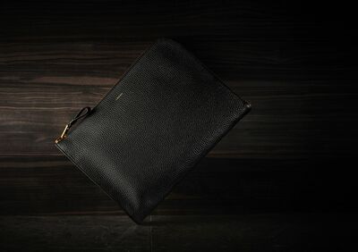 どんなスタイルもレベルアップさせる、トムフォードの革バッグ