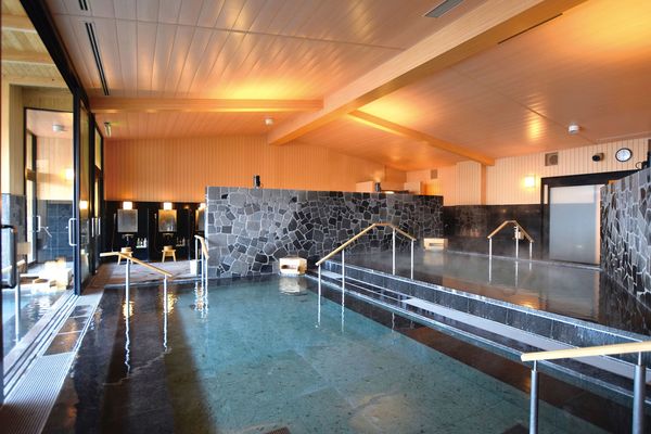 （写真：バリアフリー化された大浴場）