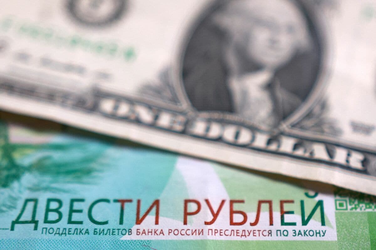 なぜロシア・ルーブルは対ドルで高止まりしているのか？戦費を確保するために外貨預金を取り崩すロシア政府  【函館発・安木レポート】ルーブル高止まりのメカニズムと金利・外国為替相場は無関係という仮説を信じるプーチン大統領(1/4) | JBpress  (ジェイビープレス)