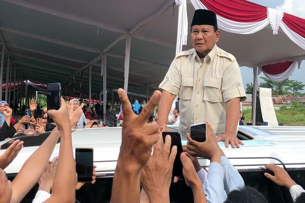 インドネシア大統領選、庶民派ジョコ氏が疑惑満載の超エリート候補寄りの理由 三つ巴の「世界最大の直接選挙」、決選投票なら反ジョコ路線の政権誕生の