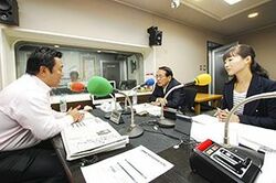 「マット安川のずばり勝負」スタジオ風景／マット安川、平沢勝栄、加藤知華／前田せいめい撮影