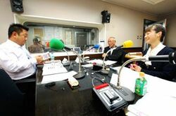 「マット安川のずばり勝負」スタジオ風景／マット安川、南丘喜八郎、加藤知華／前田せいめい撮影