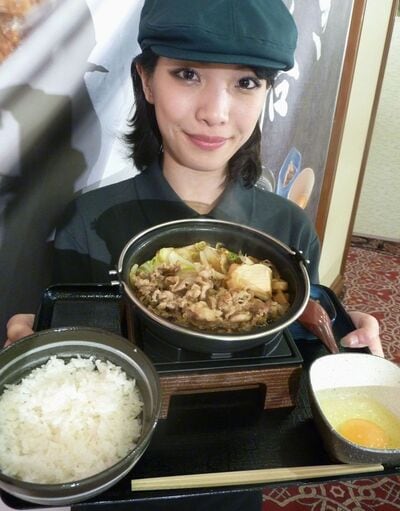 吉野家の「牛すき鍋膳」（2014年10月22日、写真：共同通信社）