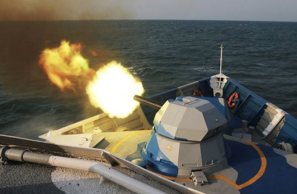 中国急須 南シナ海で「恫喝」を始めた中国の高速ミサイル艇 Type-022が