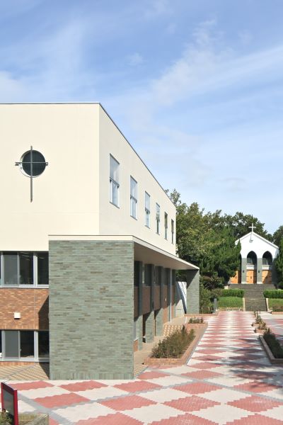 青山学院横浜英和（神奈川県横浜市）の本館と礼拝堂