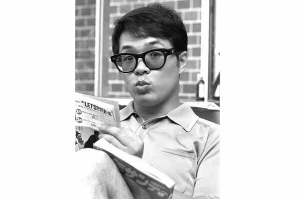 マンガ雑誌を手にリラックスする仲本工事さん。1970年、東京・赤坂のTBSにて撮影(写真:共同通信社)