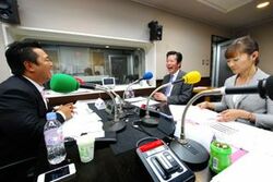 「マット安川のずばり勝負」スタジオ風景／マット安川、山口那津男、加藤知華／前田せいめい撮影