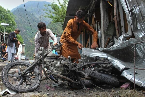 パキスタン統治下のカシミール地方。インド軍の砲撃で焼けただれたバイク(写真:AP/アフロ)