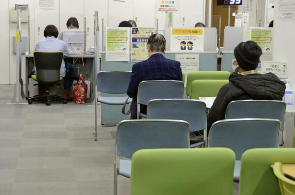 ハローワークで就職相談の順番を待つ求職者(写真:共同通信社)