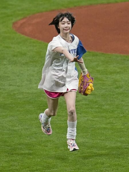 プロ野球の始球式を務めたタレントのあのちゃん(写真:共同通信社)