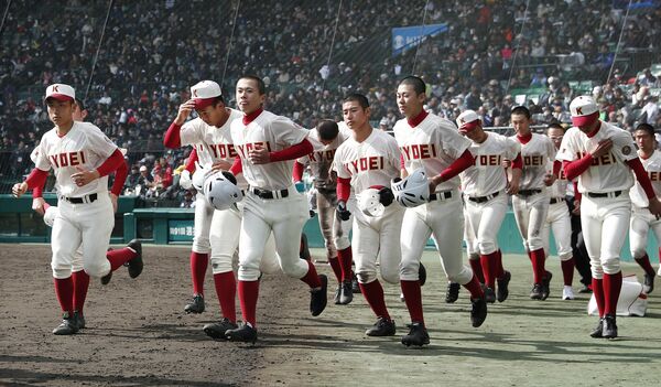 2014年に、9年ぶりに甲子園出場を決めた春日部共栄ナイン（写真：共同通信社）