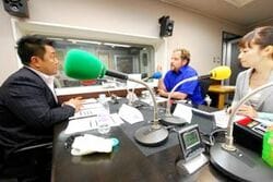 「マット安川のずばり勝負」スタジオ風景：マット安川、ベンジャミン・フルフォード、加藤知華／前田せいめい撮影